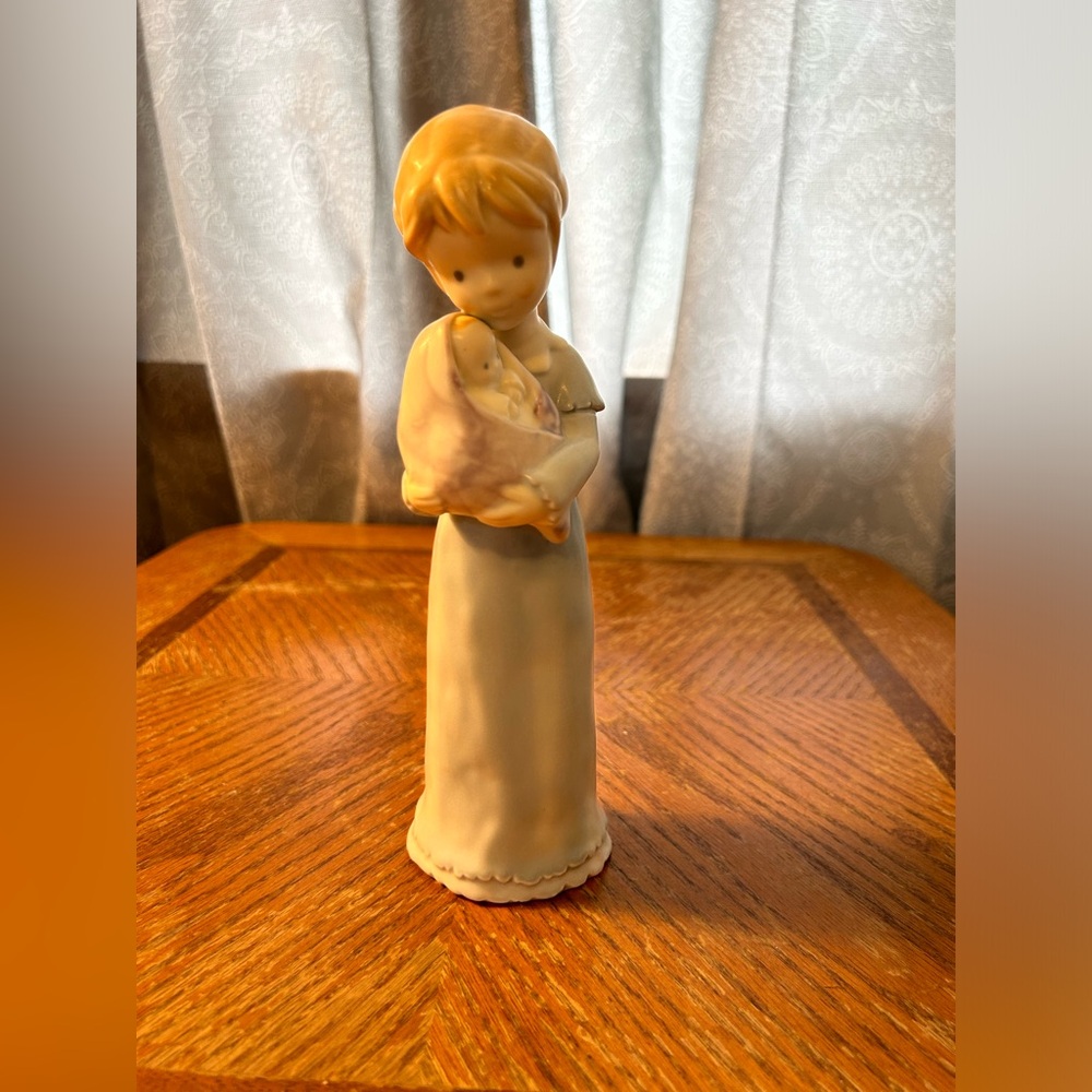 Vintage 1991 Raecath Enesco Kinka Mother Holding Baby